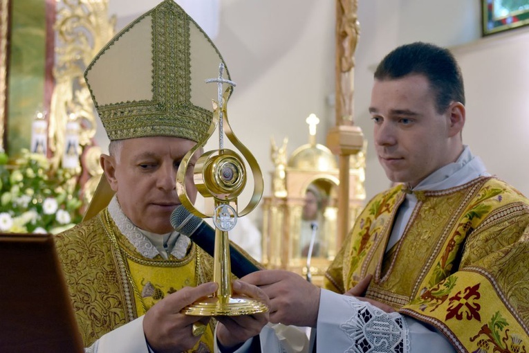 Bojanice. Abp Mokrzycki dał im relikwie św. Jana Pawła II
