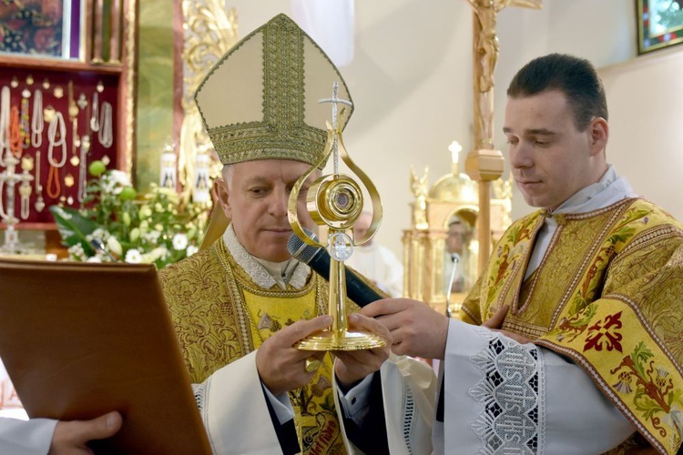 Bojanice. Abp Mokrzycki dał im relikwie św. Jana Pawła II