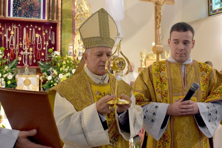 Bojanice. Abp Mokrzycki dał im relikwie św. Jana Pawła II