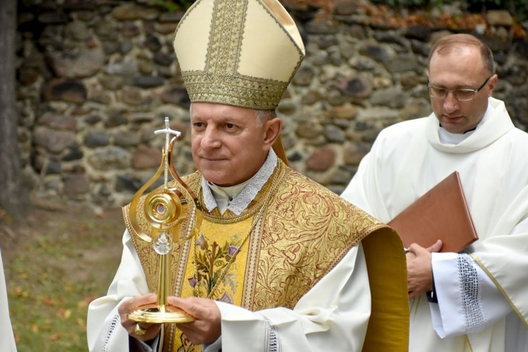 Bojanice. Abp Mokrzycki dał im relikwie św. Jana Pawła II