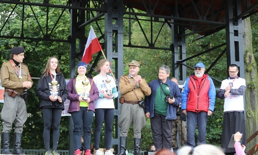 Najlepsi biegacze odebrali pamiątkowe puchary.