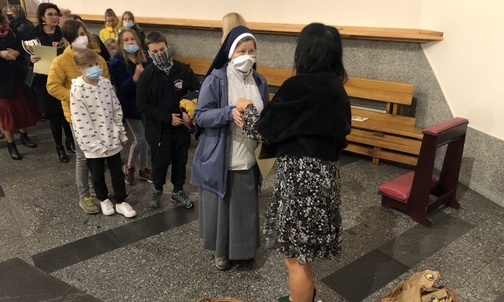 Delegaci szkół odebrali cebulki żonkili, które posadzą przy swoich budynkach.