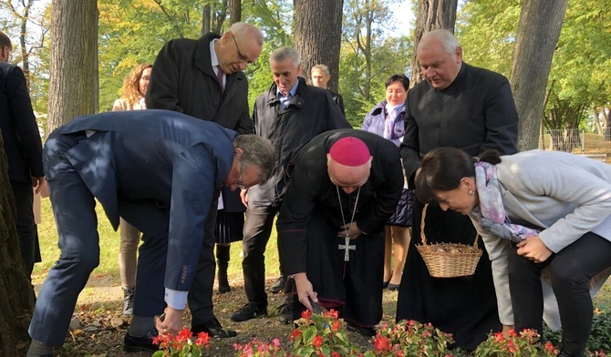 Uroczystość tradycyjnie zakończyła się sadzeniem cebulek żonkili w ogrodzie przy hospicjum.