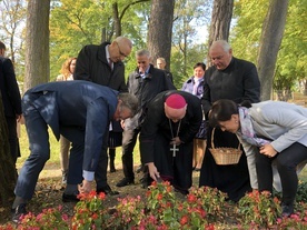 Uroczystość tradycyjnie zakończyła się sadzeniem cebulek żonkili w ogrodzie przy hospicjum.