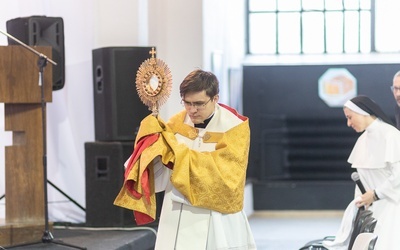 Ks. Tomasz Kowalczuk wniósł Najświętszy Sakrament, który w postawie uwielbienia adorowano.