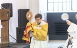 Ks. Tomasz Kowalczuk wniósł Najświętszy Sakrament, który w postawie uwielbienia adorowano.