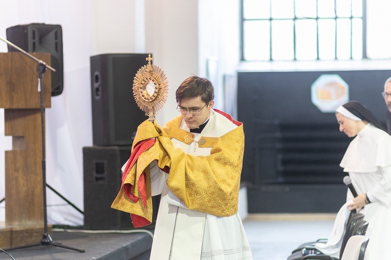 Ks. Tomasz Kowalczuk wniósł Najświętszy Sakrament, który w postawie uwielbienia adorowano.