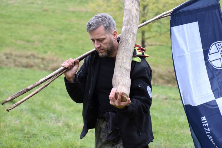 Uczestnicy w jednym z etapów dźwigali konar symbolizujący krzyż ich grzechów.