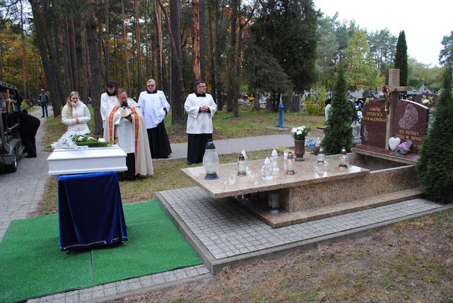 Pochówek 16 dzieci na cmentarzu komunalnym w Stalowej Woli.