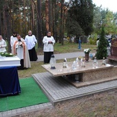 Pochówek 16 dzieci na cmentarzu komunalnym w Stalowej Woli.