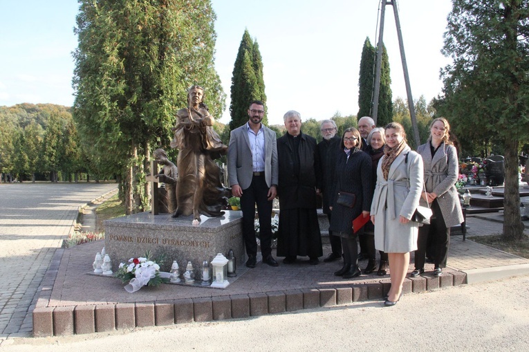 Dębica. Poświęcenie pomnika i pochówek dzieci utraconych