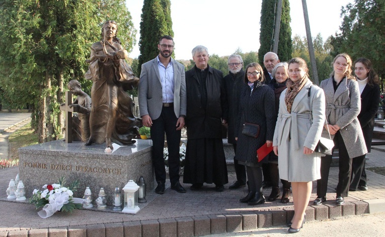 Dębica. Poświęcenie pomnika i pochówek dzieci utraconych