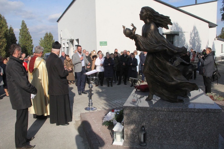 Dębica. Poświęcenie pomnika i pochówek dzieci utraconych