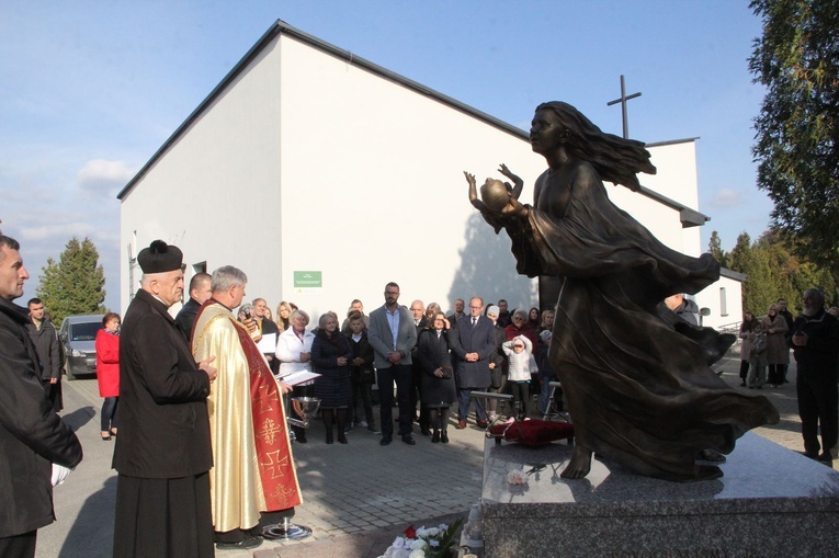 Dębica. Poświęcenie pomnika i pochówek dzieci utraconych
