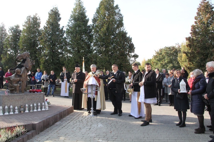 Dębica. Poświęcenie pomnika i pochówek dzieci utraconych