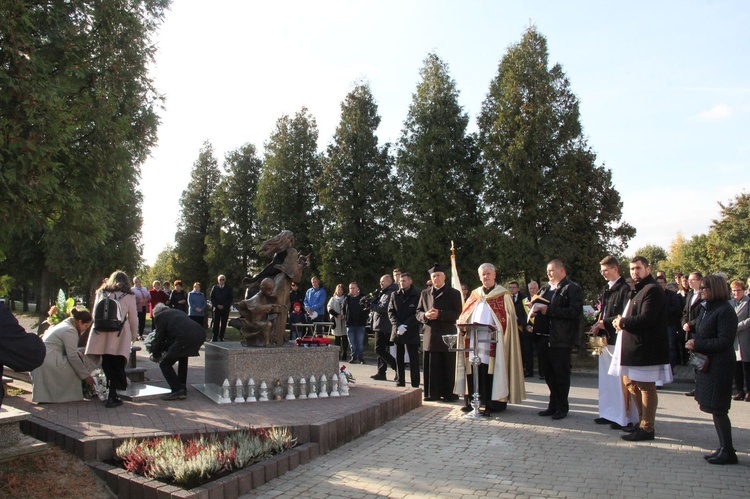 Dębica. Poświęcenie pomnika i pochówek dzieci utraconych