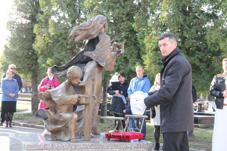 Dębica. Poświęcenie pomnika i pochówek dzieci utraconych