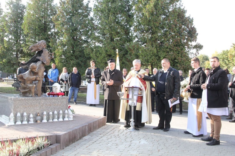 Dębica. Poświęcenie pomnika i pochówek dzieci utraconych