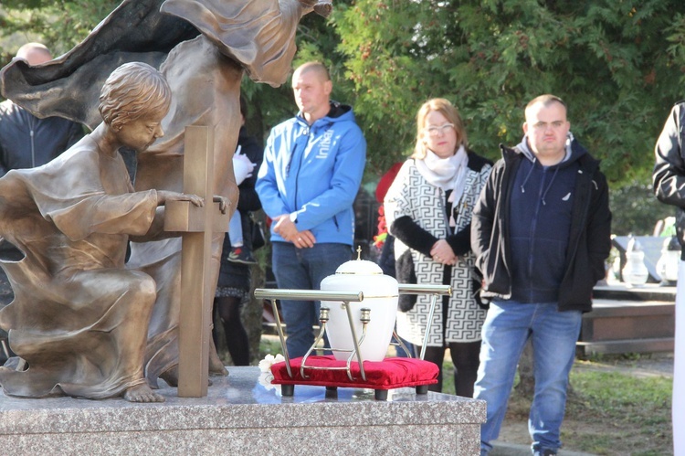 Dębica. Poświęcenie pomnika i pochówek dzieci utraconych