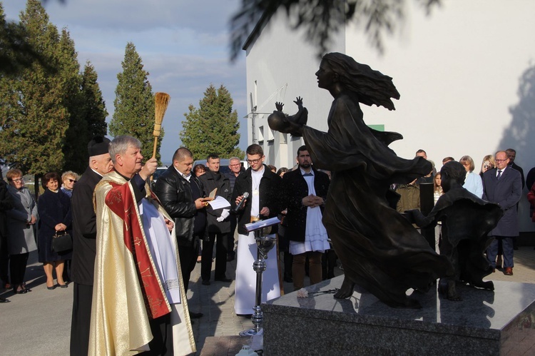 Dębica. Poświęcenie pomnika i pochówek dzieci utraconych