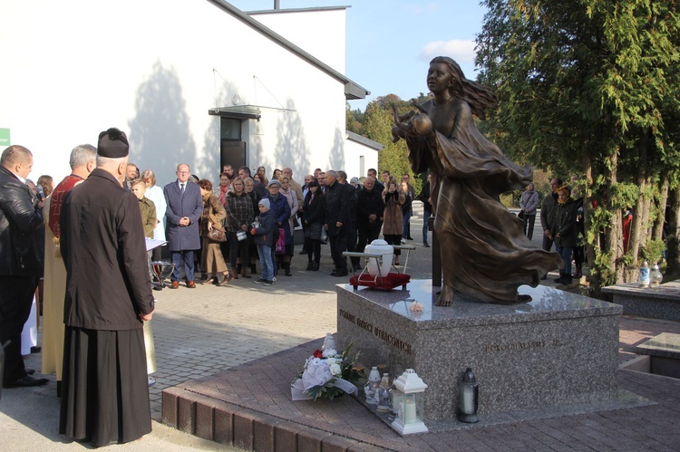 Dębica. Poświęcenie pomnika i pochówek dzieci utraconych