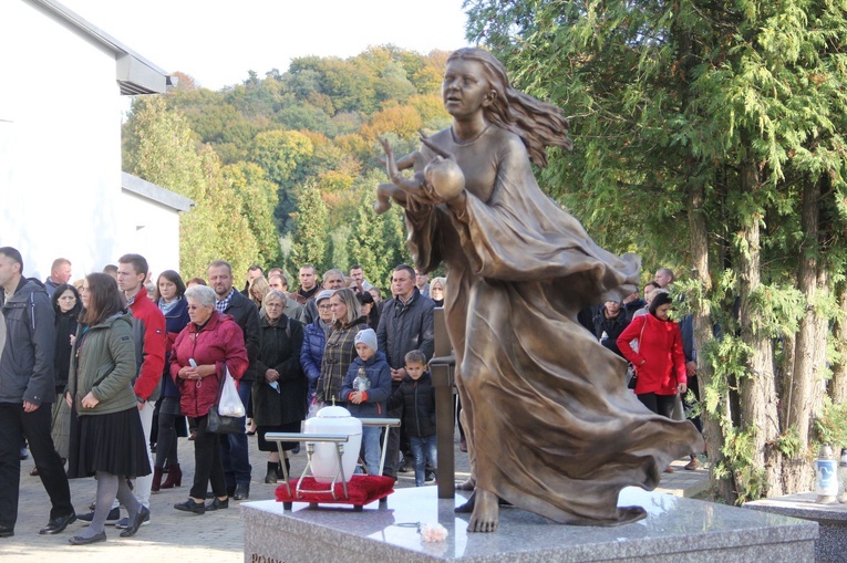 Dębica. Poświęcenie pomnika i pochówek dzieci utraconych