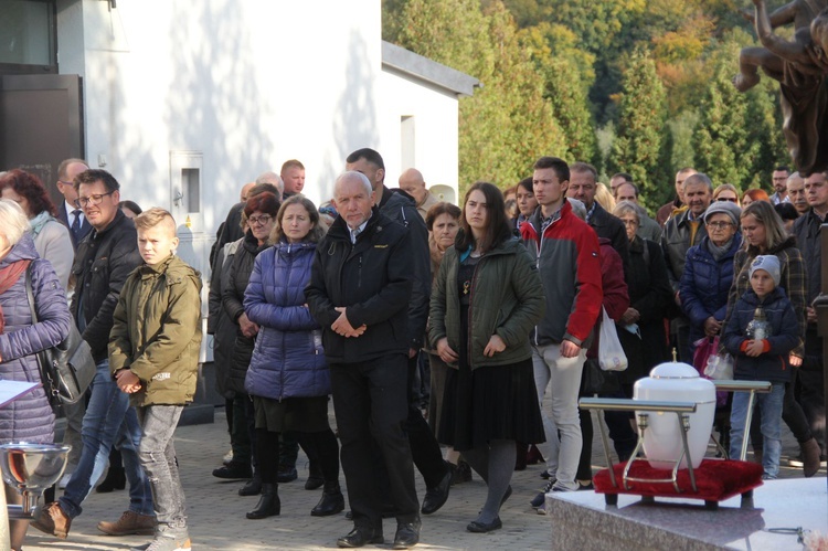 Dębica. Poświęcenie pomnika i pochówek dzieci utraconych