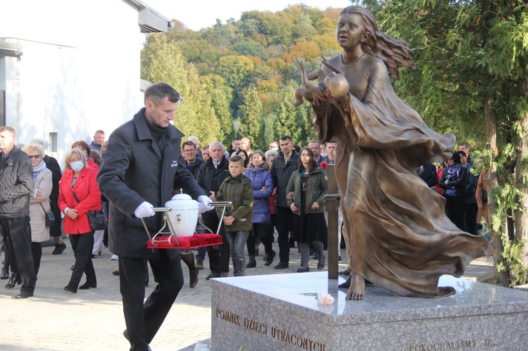 Dębica. Poświęcenie pomnika i pochówek dzieci utraconych