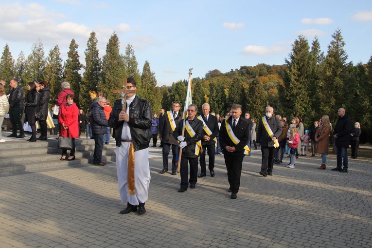 Dębica. Poświęcenie pomnika i pochówek dzieci utraconych