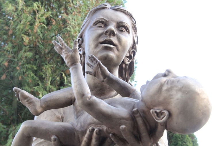 Dębica. Poświęcenie pomnika i pochówek dzieci utraconych