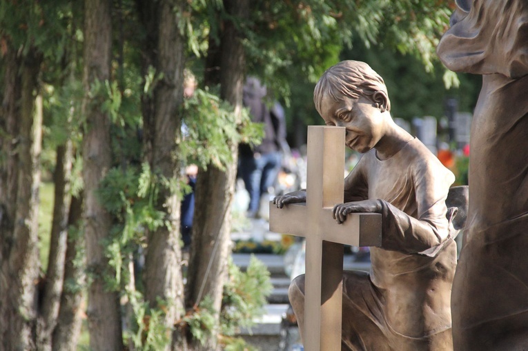 Dębica. Poświęcenie pomnika i pochówek dzieci utraconych