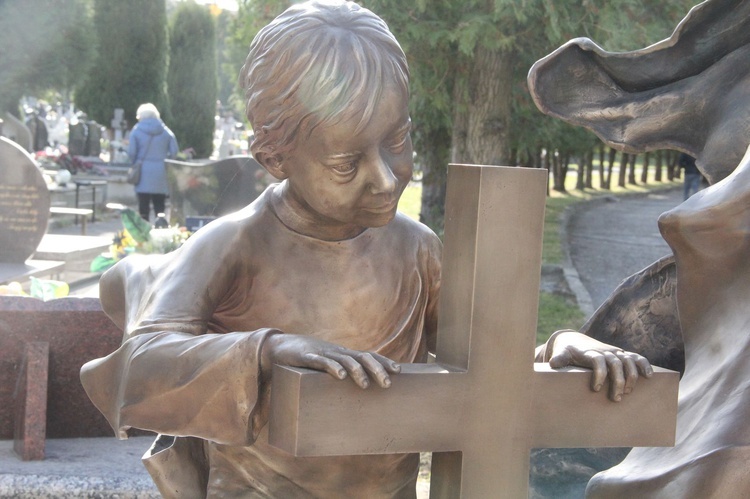Dębica. Poświęcenie pomnika i pochówek dzieci utraconych