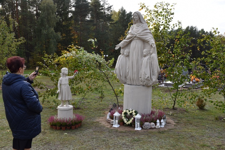 Jastrzębia Góra. Poświęcenie pomnika Dziecka Utraconego 