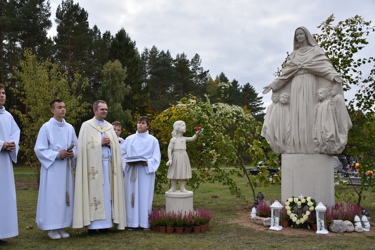 Jastrzębia Góra. Poświęcenie pomnika Dziecka Utraconego 