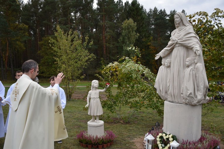 Jastrzębia Góra. Poświęcenie pomnika Dziecka Utraconego 