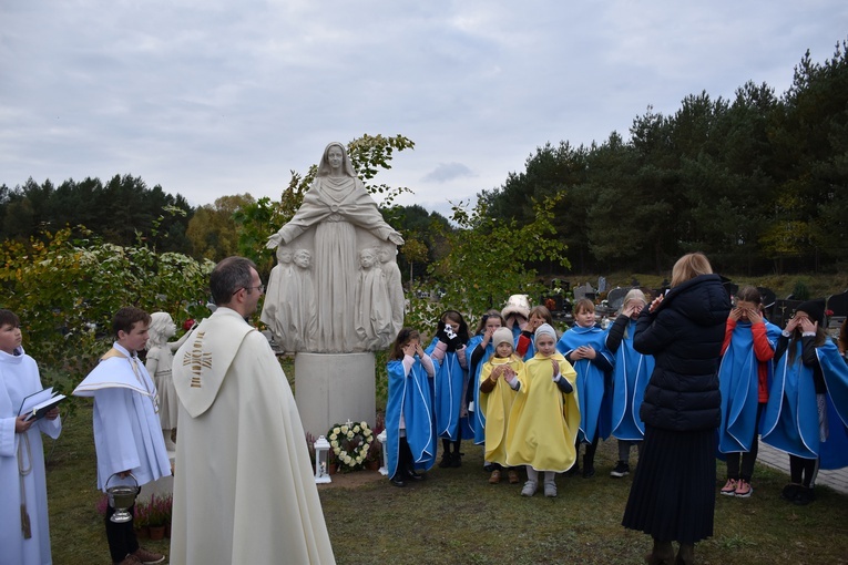 Jastrzębia Góra. Poświęcenie pomnika Dziecka Utraconego 