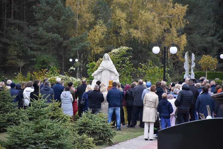 Jastrzębia Góra. Poświęcenie pomnika Dziecka Utraconego 