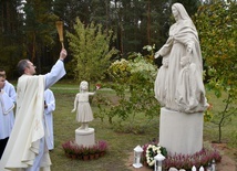 Pomnik został poświęcony przez o. Tomasza Klina SJ, proboszcza parafii. 