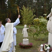 Pomnik został poświęcony przez o. Tomasza Klina SJ, proboszcza parafii. 