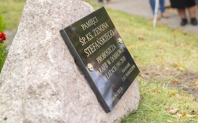 Pamiątkowa tablica w Dobrowie