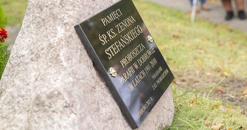 Pamiątkowa tablica w Dobrowie