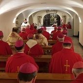 Polscy biskupi przy grobie św. Piotra