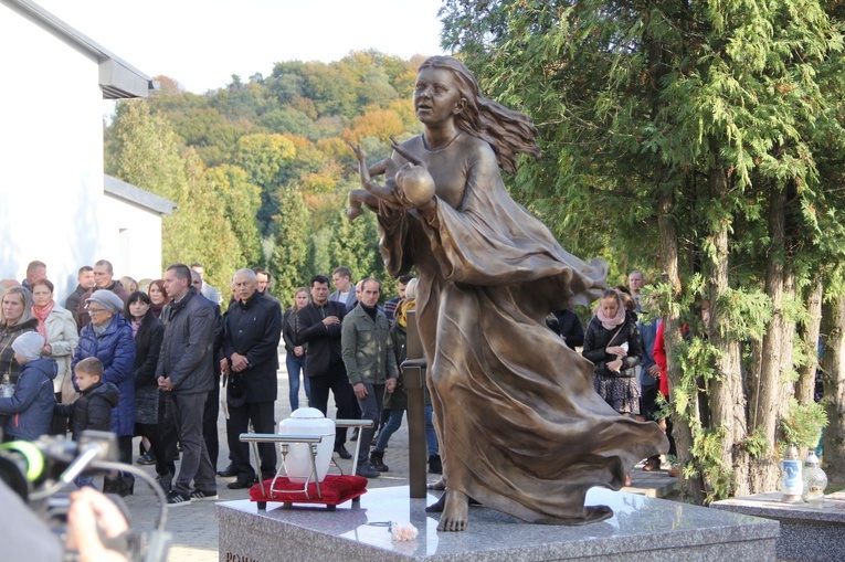 Dębica. Poświęcenie pomnika i pochówek dzieci utraconych