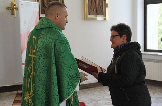 Parafialnie zespoły Caritas na podsumowaniu programu pomocy żywnościowej w Janowicach