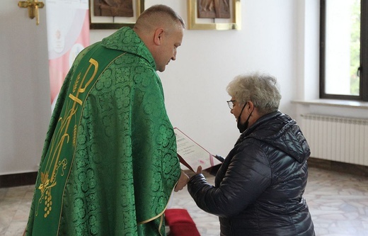 Parafialnie zespoły Caritas na podsumowaniu programu pomocy żywnościowej w Janowicach