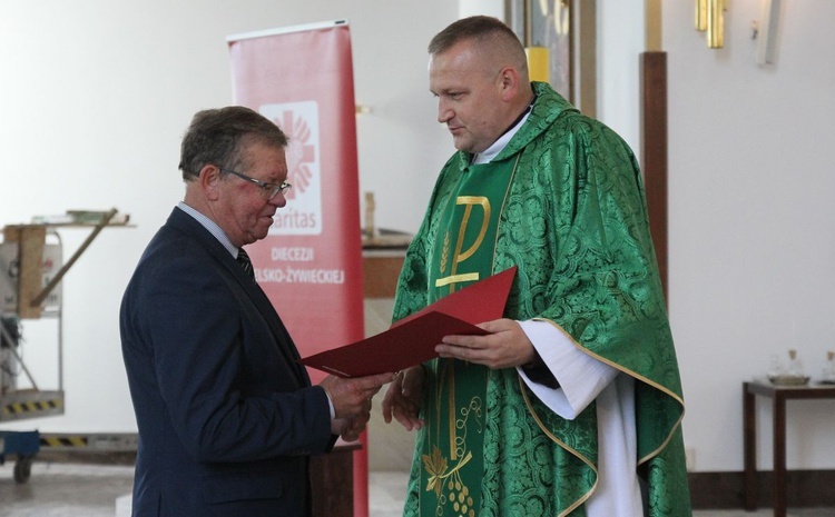 Parafialnie zespoły Caritas na podsumowaniu programu pomocy żywnościowej w Janowicach