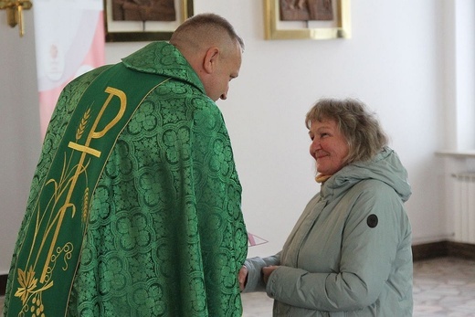 Parafialnie zespoły Caritas na podsumowaniu programu pomocy żywnościowej w Janowicach