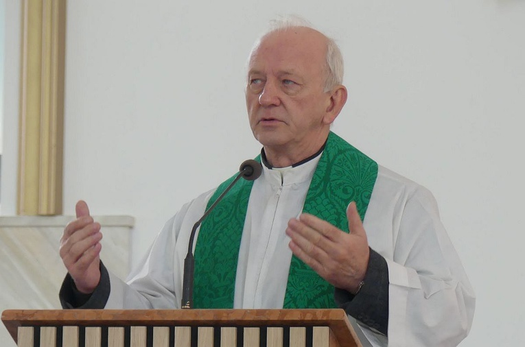 Parafialnie zespoły Caritas na podsumowaniu programu pomocy żywnościowej w Janowicach