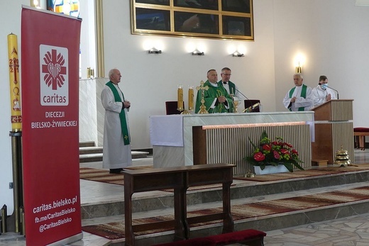 Parafialnie zespoły Caritas na podsumowaniu programu pomocy żywnościowej w Janowicach