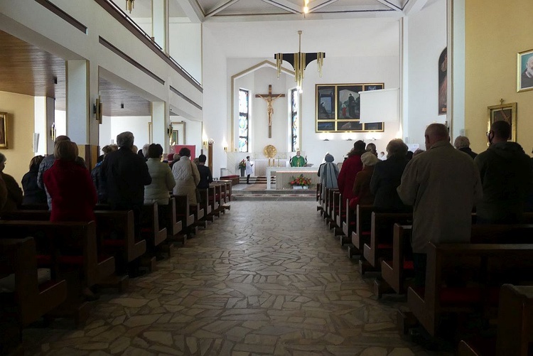 Parafialnie zespoły Caritas na podsumowaniu programu pomocy żywnościowej w Janowicach